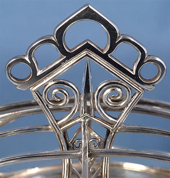 A good George V Arts & Crafts silver seven bar toast rack, Diameter :7 ¼”/183mm Height 5 ¼”/135mm Weight: 17.2oz/487grms